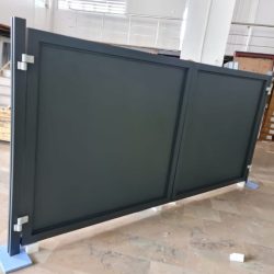Puerta de entrada de jardín moderna de aluminio modelo Pivot 2