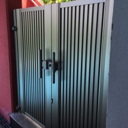 Puerta de entrada de jardín moderna de aluminio modelo Bucarest