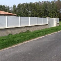 valla y puerta del jardín