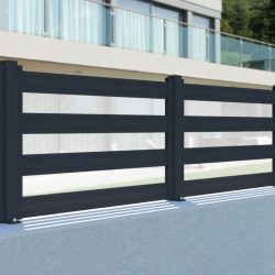 Ejemplos de cercas de jardín de aluminio y plexiglás espaciadas