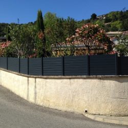 Ejemplos de cercas de jardín de aluminio para propiedades privadas
